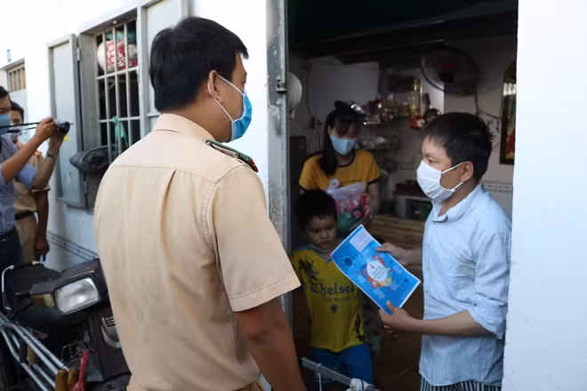 Ngoài tặng quà, CSGT còn hướng dẫn người dân các biện pháp phòng, chống dịch