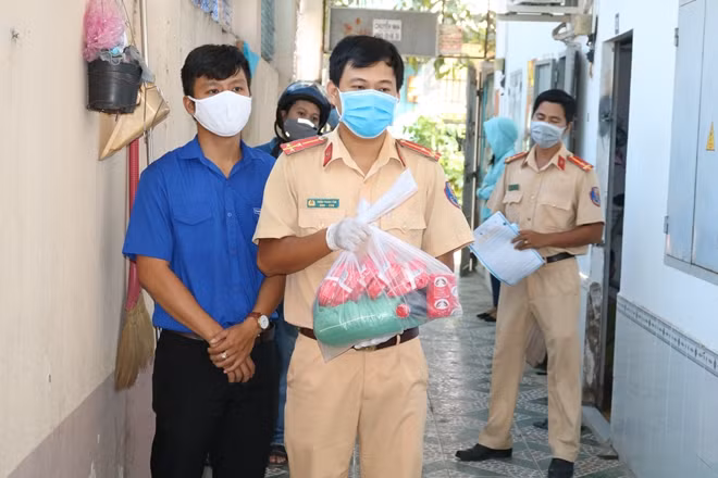 Mang quà đến tặng những người lao động gặp khó khăn sống tại các phòng trọ.
