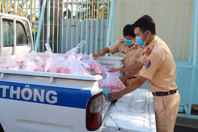 Tất bật chuẩn bị những phần quà.