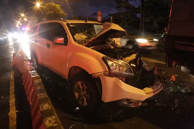 Túi khí bung ra kịp thời nên tài xế chỉ bị thương nhẹ