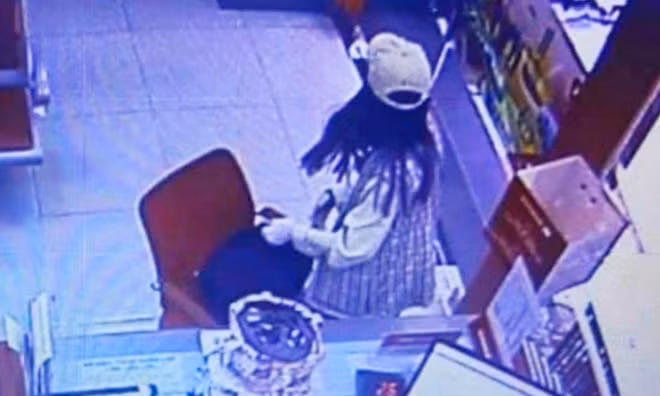 Hình ảnh Thắng thực hiện hành vi cướp trong phòng giao dịch ngân hàng
