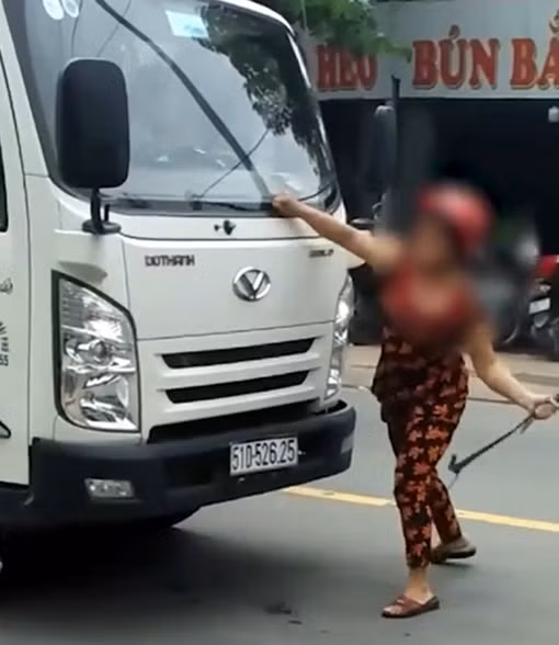 Người phụ nữ chặn đường, quậy tưng bừng trước đầu xe tải