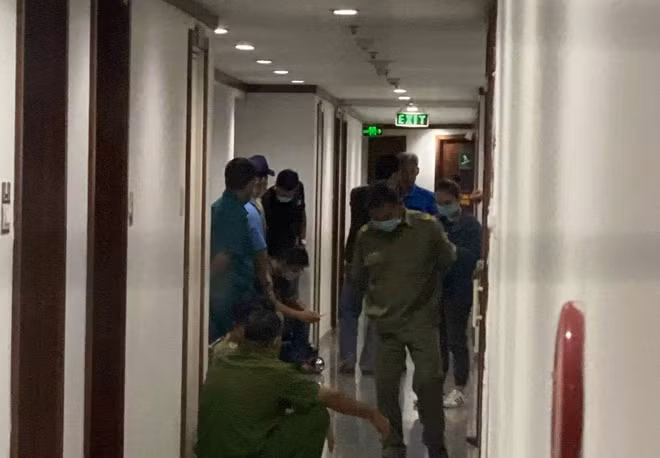 Công an khám nghiệm hiện trường.