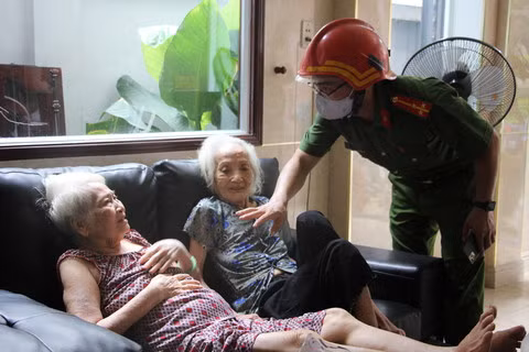 Hai cụ già được đưa ra khỏi đám cháy