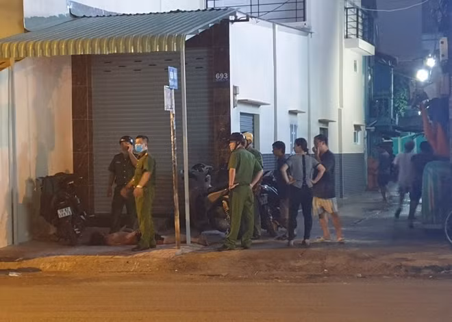 Công an phường 11, quận 6 khống chế người đàn ông nghi ngáo đá