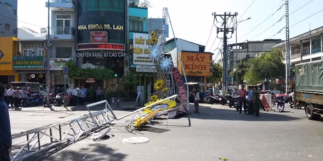 Cổng chào chắn toàn bộ chiều rộng đường Hậu Giang