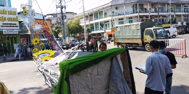 Trụ bê tông bị lật khiến công chào đổ sập