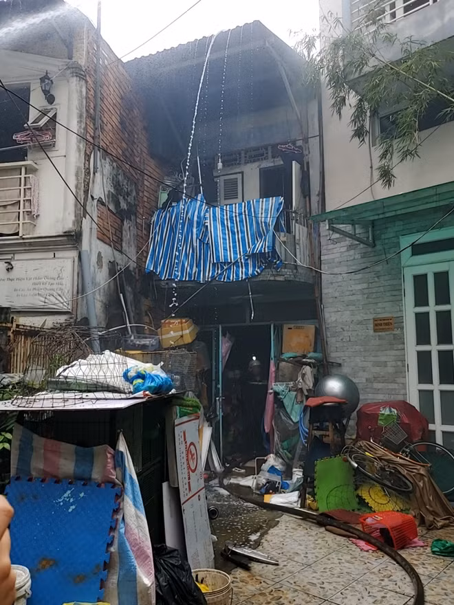 Căn nhà bị cháy và hư hỏng nặng