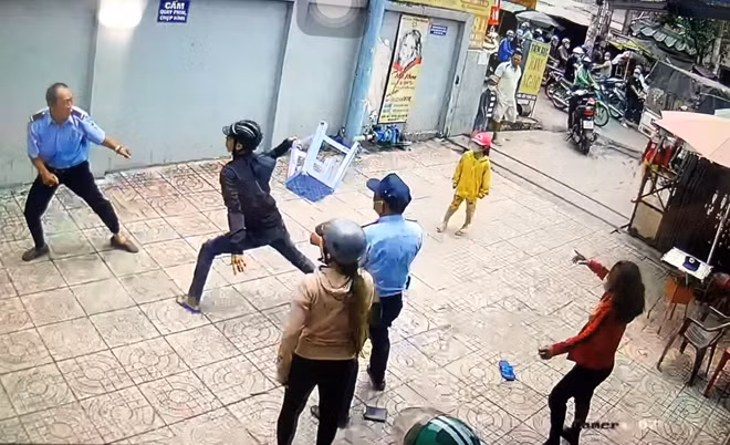 T dùng ghế đuổi đánh ông Cường