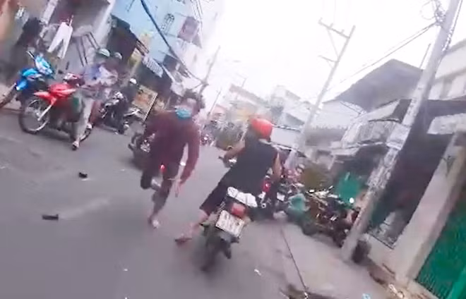 Sau khi lạng lách hơn 5km, Hảo tông trúng người đi đường ngã xe