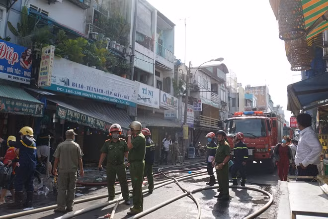 Cảnh sát PCCC chuyên nghiệp có mặt tại hiện trường