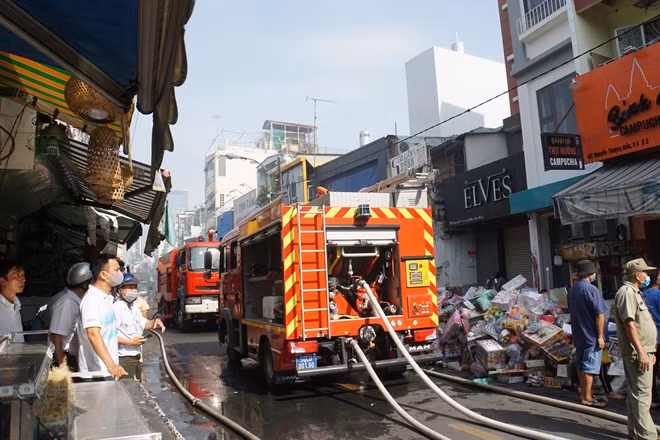 Nhiều hộ dân di dời tài sản ra ngoài để tránh cháy lan