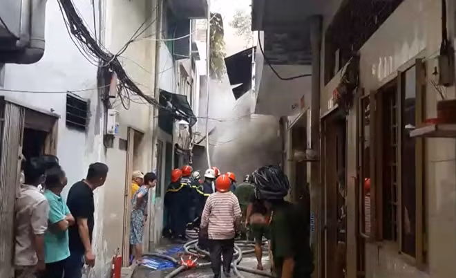 Các tổ công tác phải nối vòi rồng mới tiếp cận được đám cháy