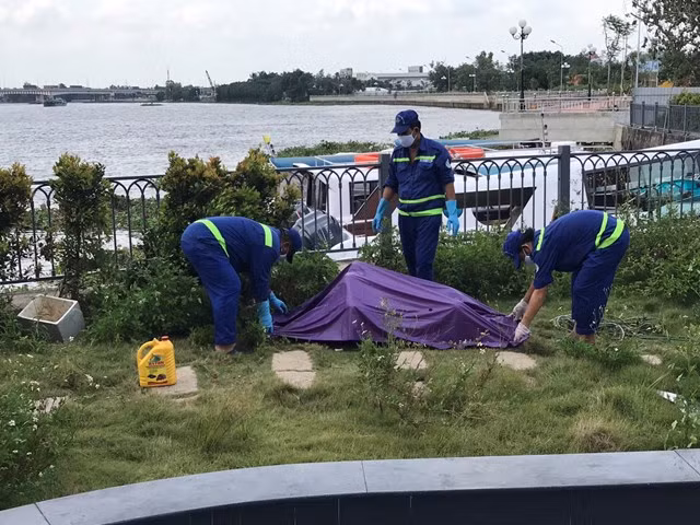 Thi thể nạn nhân được đưa ra khỏi hiện trường