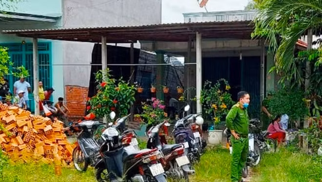 Công an phong tỏa hiện trường sau khi phát hiện thi thể bà Khuôn bị bỏ trong bao nilon giấu trong nhà vệ sinh