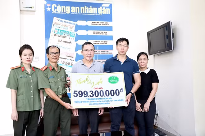 Ông Lâm Tấn Lợi cùng gia đình trao gần 600 triệu đồng tiền mừng đám cưới ủng hộ “Quỹ bảo trợ học sinh dân tộc thiểu số, học sinh nghèo” của Báo CAND.