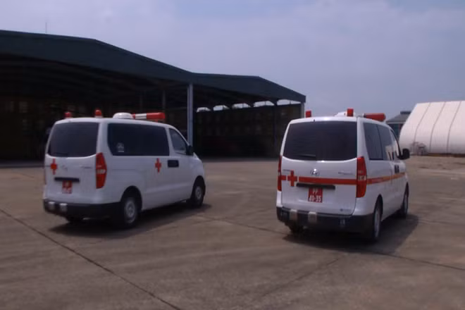 Xe cấp cứu Bệnh Viện 175 đón chờ sẵn tại sân bay Tân Sơn Nhất