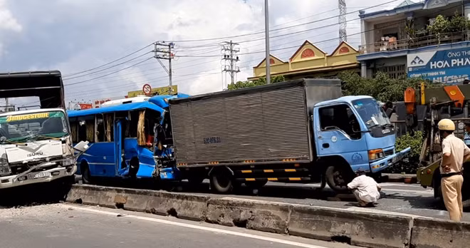 Xe khách bị hỏng nặng toàn bộ phần đầu