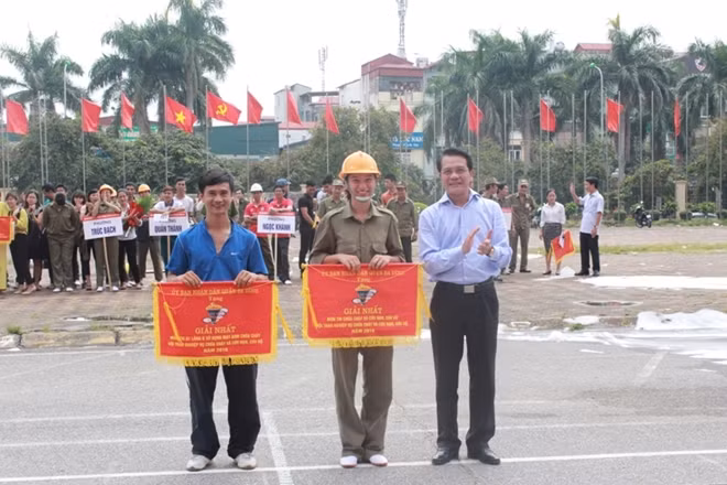 Trao giải nhất cho các đội tuyển có thành tích xuất sắc