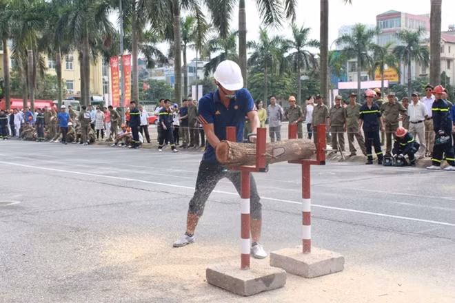 Lực lượng PCCC cơ sở tham gia CNCH cưa đoạn cây đổ