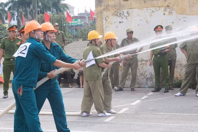 Các vận động viên tập trung cao độ tham gia chữa cháy