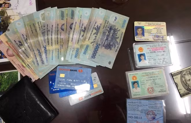 Bên trong ví có tiền và giấy tờ quan trọng mang tên Nguyễn Trung Anh được CSGT nhặt được.