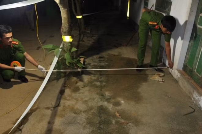 Lực lượng Công an khám nghiệm hiện trường nơi cô gái thuê trọ