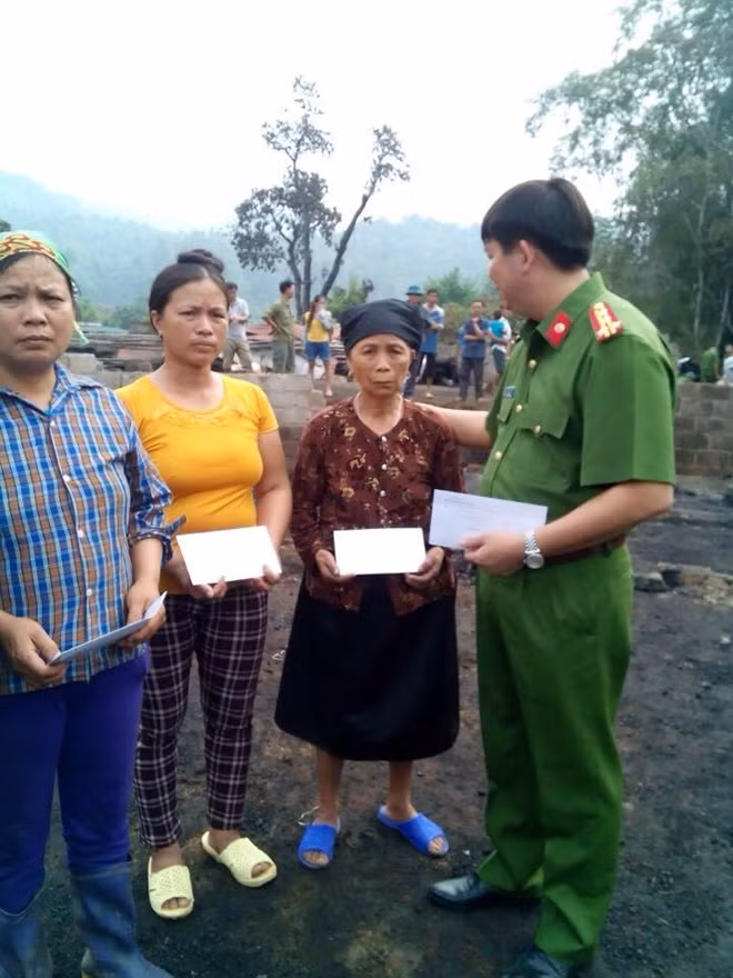 Đại tá Hoàng Văn Mạnh trao tiền hỗ trợ cho các hộ gia đình