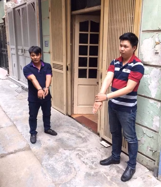 Hai đối tượng thực nghiệm hiện trường hành vi cướp tài sản tại cửa hàng