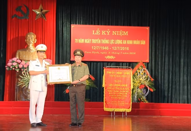 Thừa ủy quyền của Chủ tịch nước, Thứ trưởng Bùi Văn Nam trao Huân chương chiến công hạng Ba tặng Đại tá Nguyễn Ngọc Toàn, PGĐ Công an tỉnh Nam Định