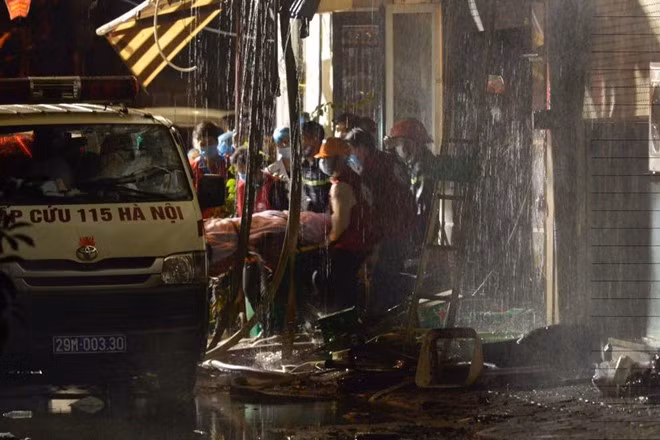Thi thể nạn nhân chuyển ra ngoài đưa đến bệnh viện