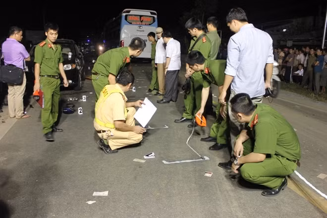 Lực lượng Công an khám nghiệm hiện trường
