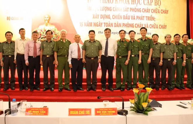 Thứ trưởng Bùi Văn Thành với các đại biểu tại Hội thảo