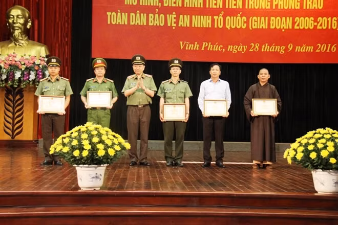 Bộ Trưởng Tô Lâm trao Bằng khen tặng tập thể, cá nhân có thành tích xuất sắc.
