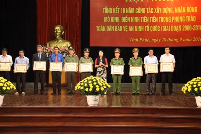 Đồng chí Hoàng Thị Thúy Lan trao Bằng khen của UBND tỉnh tặng tập thể, cá nhân có thành tích xuất sắc
