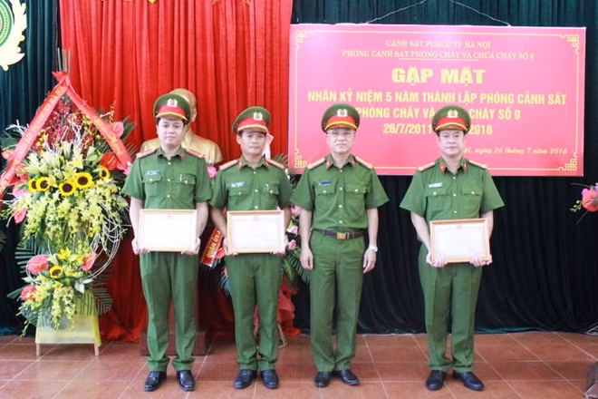 Đại tá Trần Ngọc Dương trao Bằng khen của Cục Cảnh sát PCCC và CNCH tặng các cá nhân có thành tích xuất sắc