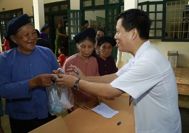 Khám bệnh phát thuốc cho các hộ nghèo