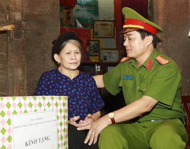 Thăm các gia đình thương binh liệt sỹ