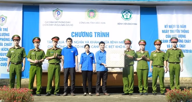Thiếu tướng Đoàn Việt Mạnh và đoàn công tác tặng quà cho các gia đình chính sách, Đoàn thanh niên xã Quảng Khê