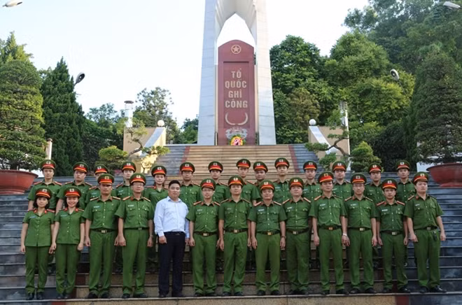 Đoàn công tác dâng hương tưởng niệm tại nghĩa trang liệt sỹ