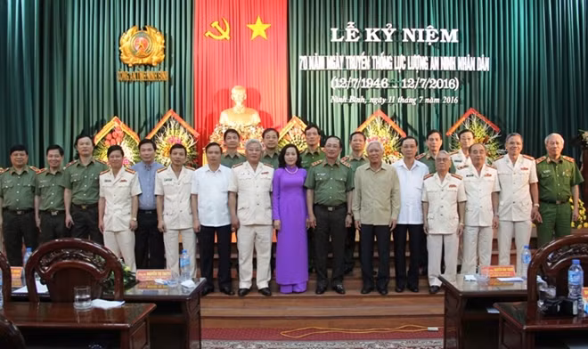 Thứ trưởng Nguyễn Văn Thành; đồng chí Nguyễn Thị Thanh và các đại biểu tại Lễ kỷ niệm