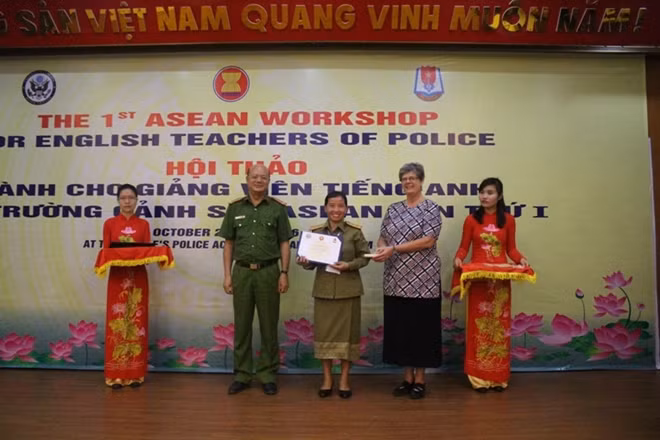 Trao chứng chỉ cho các giảng viên Cảnh sát