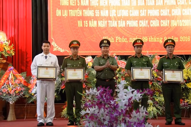 Thứ trưởng Bùi Văn Thành trao Bằng khen tặng tập thể, cá nhân có thành tích xuất sắ