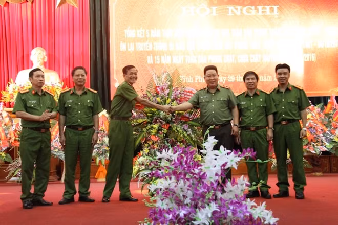 Thứ trưởng Bùi Văn Thành tặng hoa chúc mừng Ban giám đốc Cảnh sát PC&CC tỉnh Vĩnh Phúc