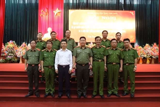 Thứ trưởng Bùi Văn Thành và đồng chí Vũ Chí Giang với các đại biểu tại Hội nghị
