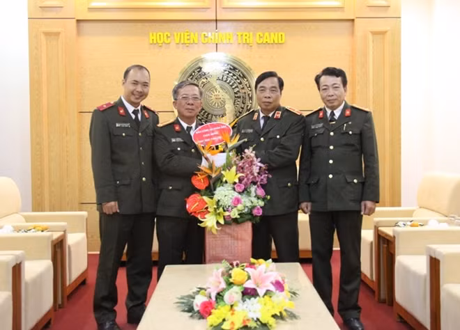 Đại tá Đặng Văn Lân tặng hoa chúc mừng thầy trò Học viện Chính trị CAND
