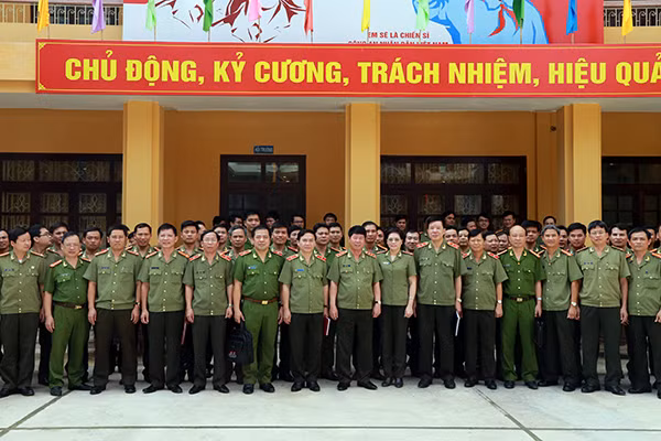 Thứ trưởng Bùi Văn Nam chụp ảnh lưu niệm với các đại biểu và học viên.
