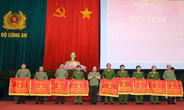 Thứ trưởng Bùi Quang Bền trao Cờ thi đua của Bộ Công an cho 9 đơn vị nhà trường CAND.