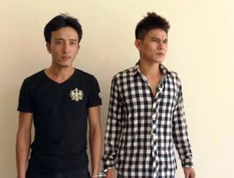 Hai đối tượng Cao Đăng Tiến và Phạm Trọng Sa bị Công an huyện Diễn Châu bắt giữ để làm rõ hành vi trộm cắp tài sản.