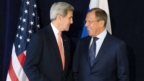 Ngoại trưởng Mỹ John Kerry thảo luận về cuộc khủng hoảng với người đồng cấp Nga Sergei Lavrov hôm Chủ Nhật